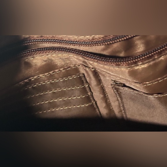 Wilsons Leather Vacqueta Single Lock Leather Tablet Bag - Picture 8 of 13